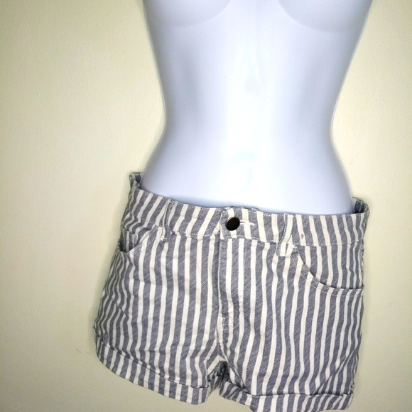 H&M 5-pocket gray and white striped shorts - Picture 1 of 10